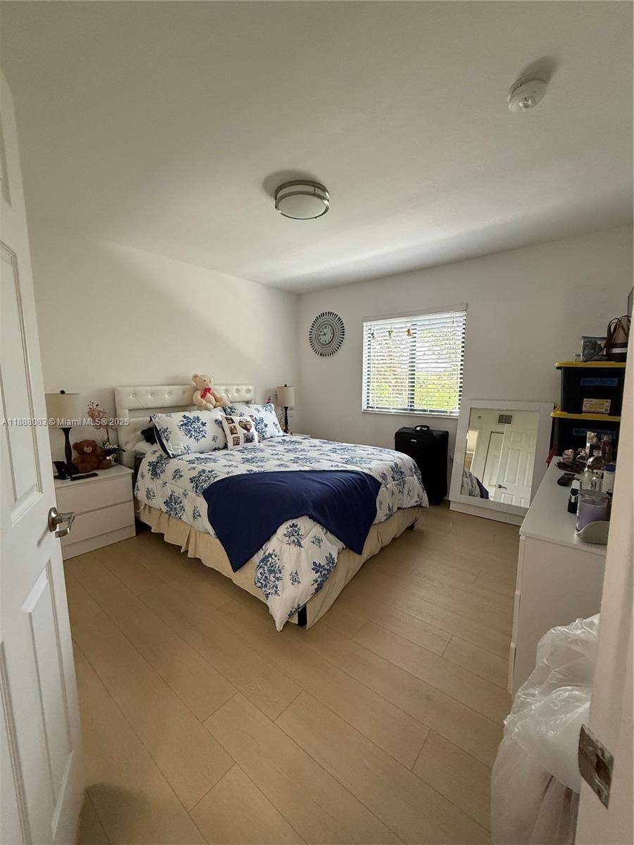THE COURTS AT BAYSHORE II - Residential Lease