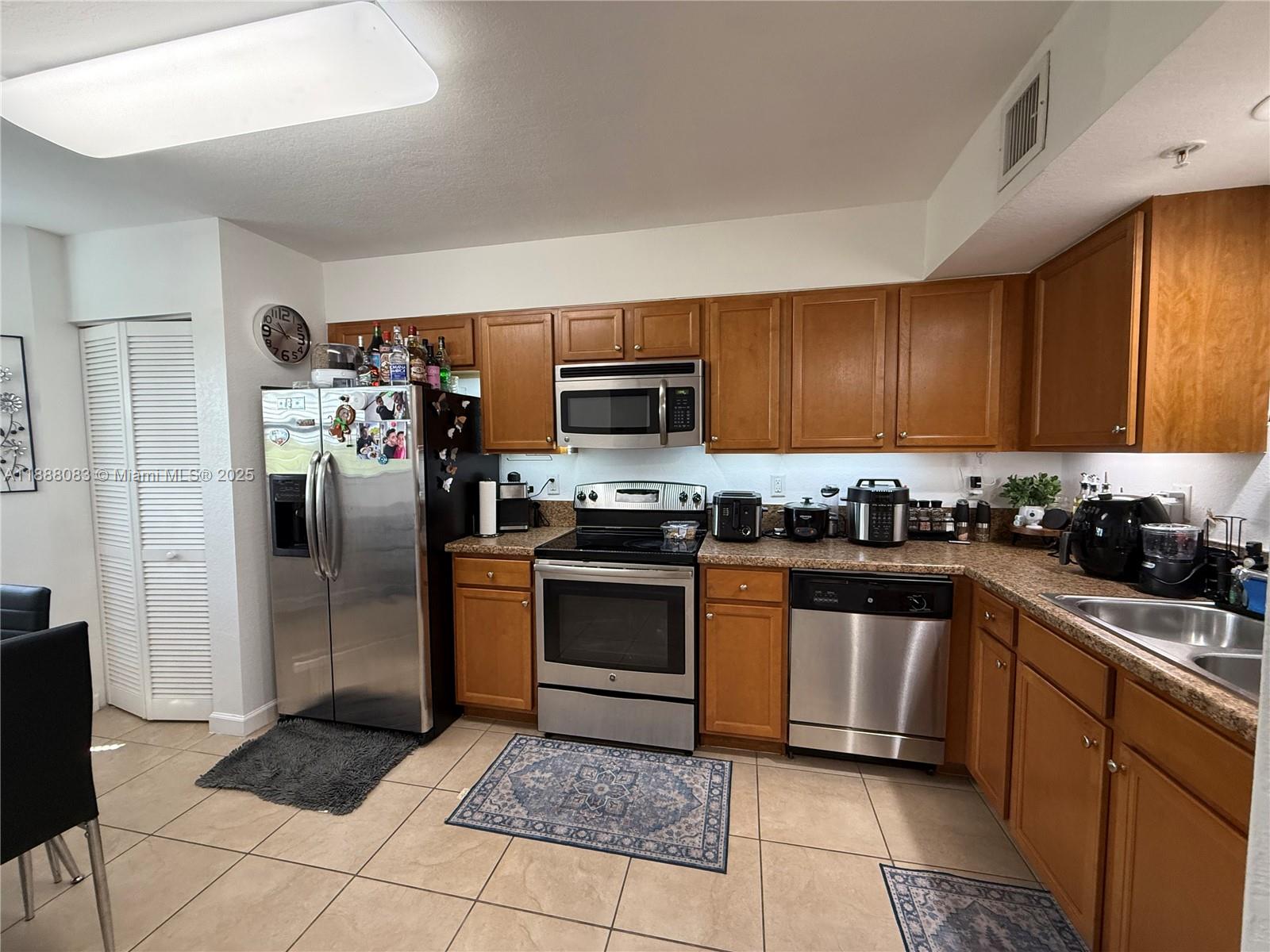THE COURTS AT BAYSHORE II - Residential Lease