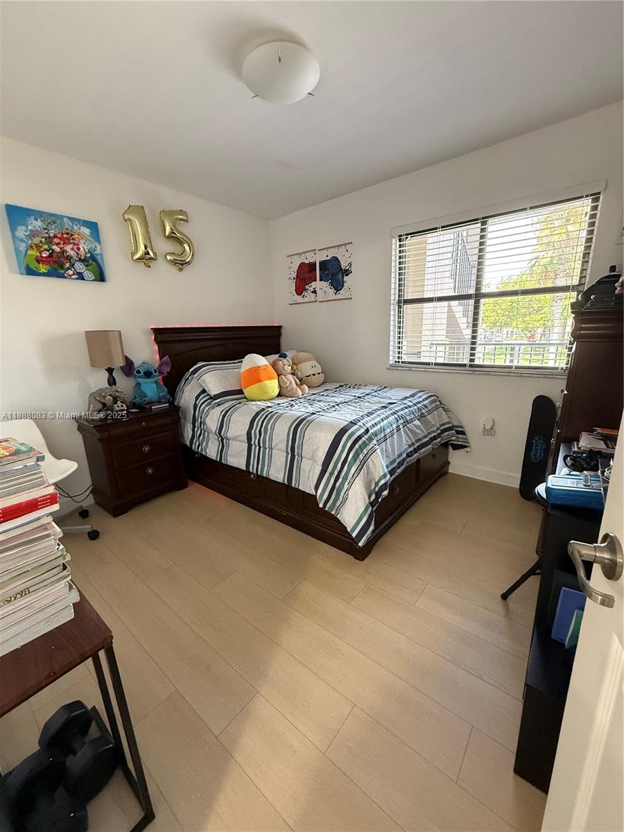 THE COURTS AT BAYSHORE II - Residential Lease