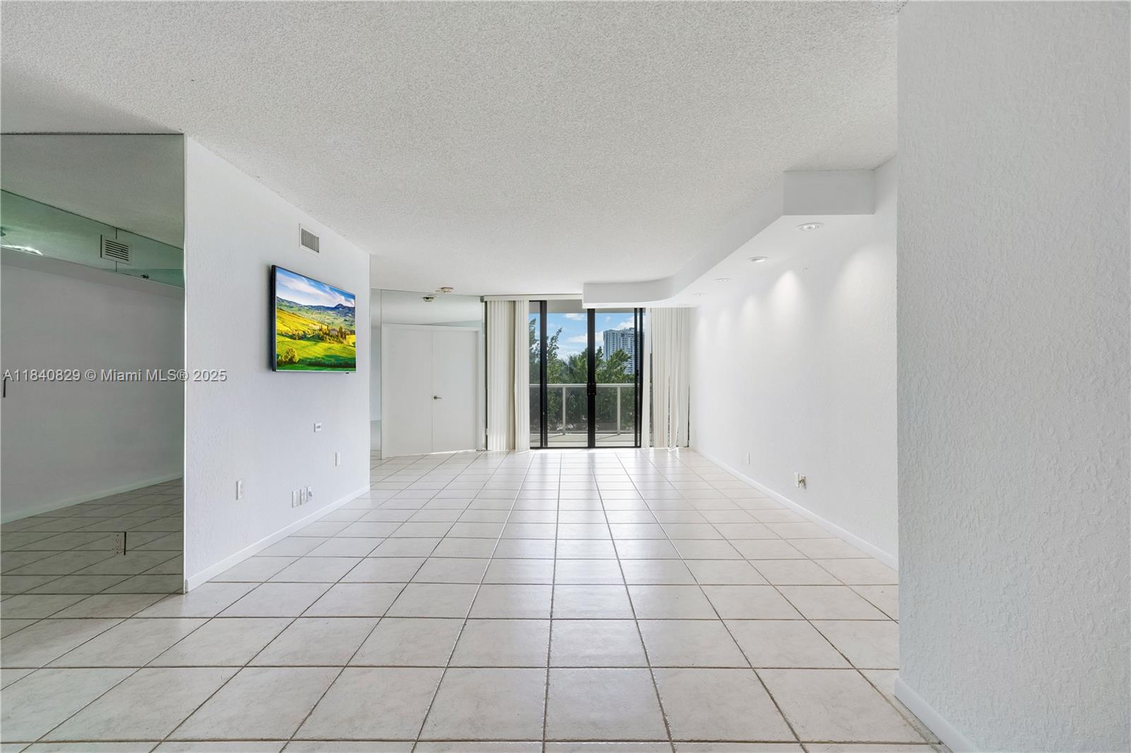 20281 E Country Club Dr 405