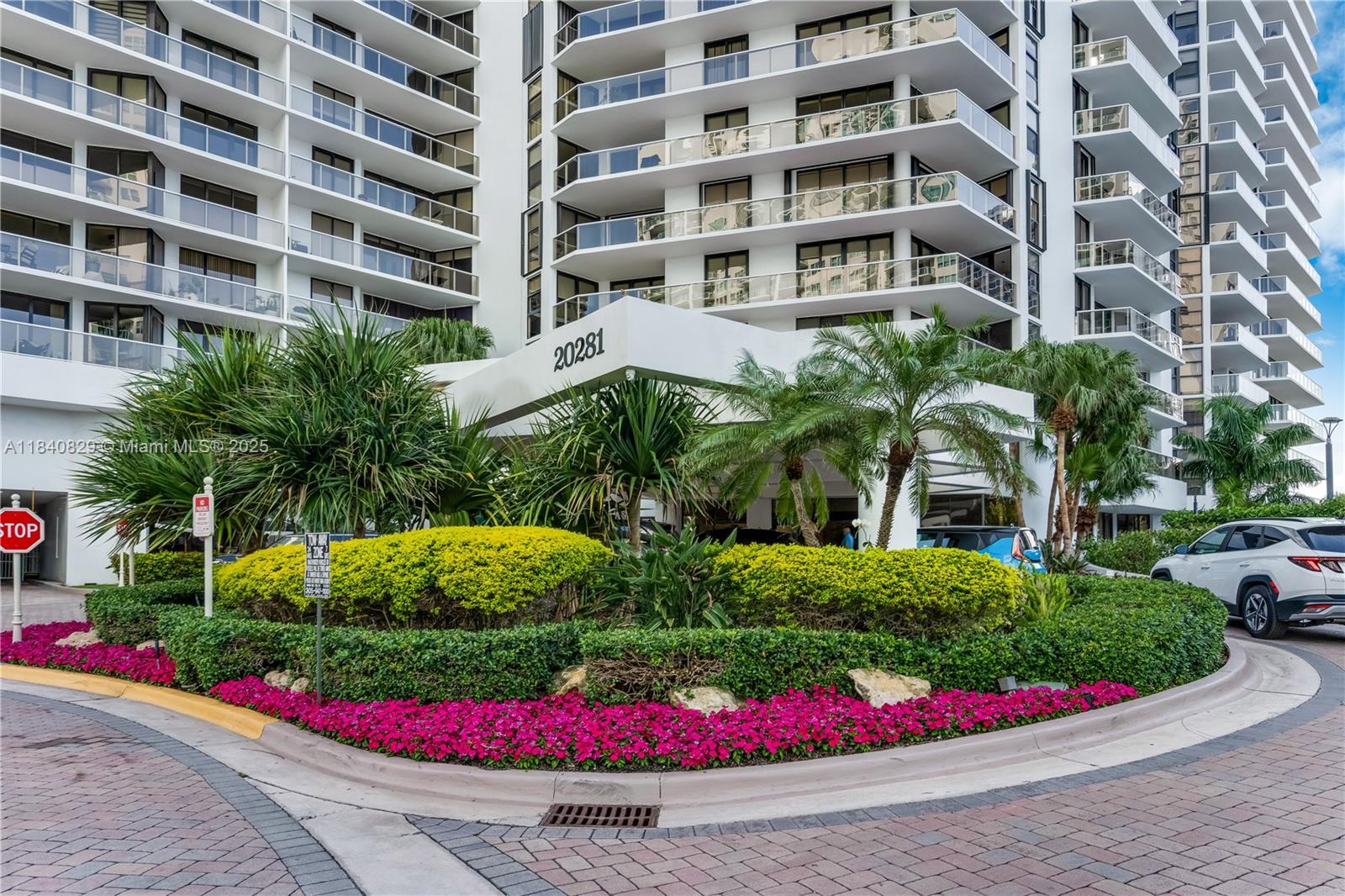 HAMPTONS WEST CONDO - Residential