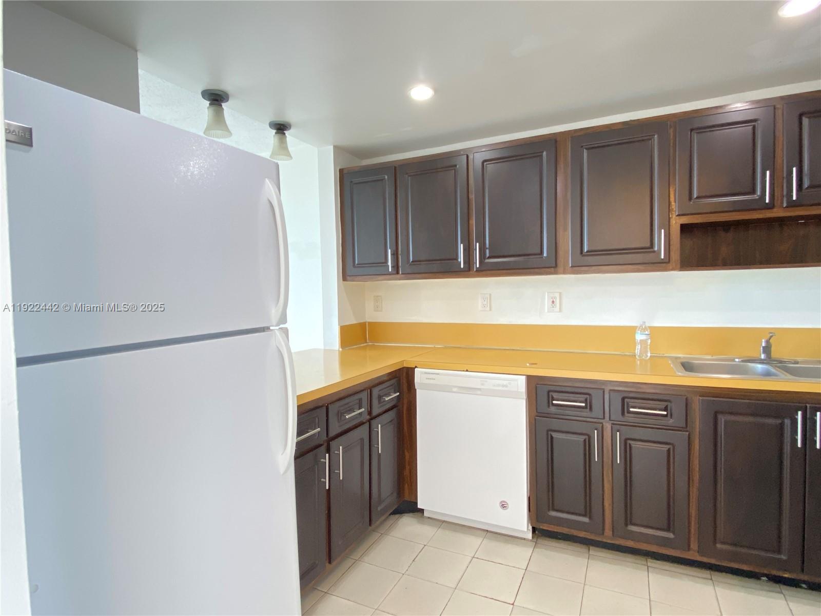 SAMARI LAKE EAST CONDO - Residential Lease