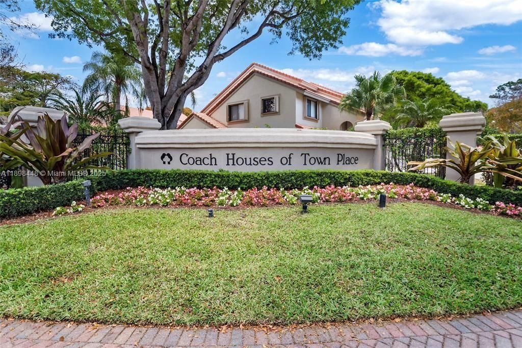 Photo of 5800 Coach House Cir #E, Boca Raton, FL 33486 (MLS # A11898448)