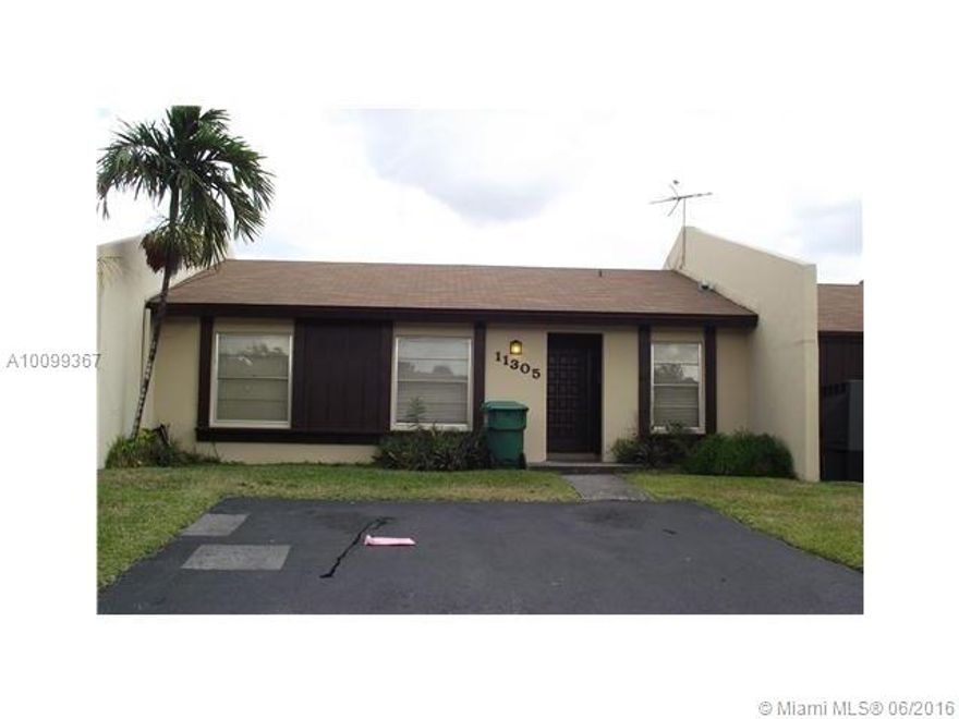 Devon Aire Villas Centrally located Updated Townhome with 3 bed rooms and 2 baths. New roof, new paint All tiled in living area Parking for 3 cars in front of unit, nice walled back patio with storage room. Property has full size washer & dryer, Walking distance to local shopping center. Located in great school district and awaiting a new owner. This home is perfect for new family very low association fees.
Kendall FL Townhome for sale in Devon Aire Villas