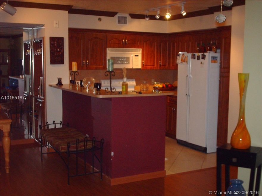UPDATED UNIT IN VERY GOOD CONDITIONS - FRESHLY PAINTED - COMPLEX WITH HEATED POOL - TENNIS - PLAY CHILDREN AREA -GYM -JACUZZI - BARBEQUE AREA -  EXCELLENT LOCATION NEAR BEACHES - AVENTURA MALL AND SHJOPPING