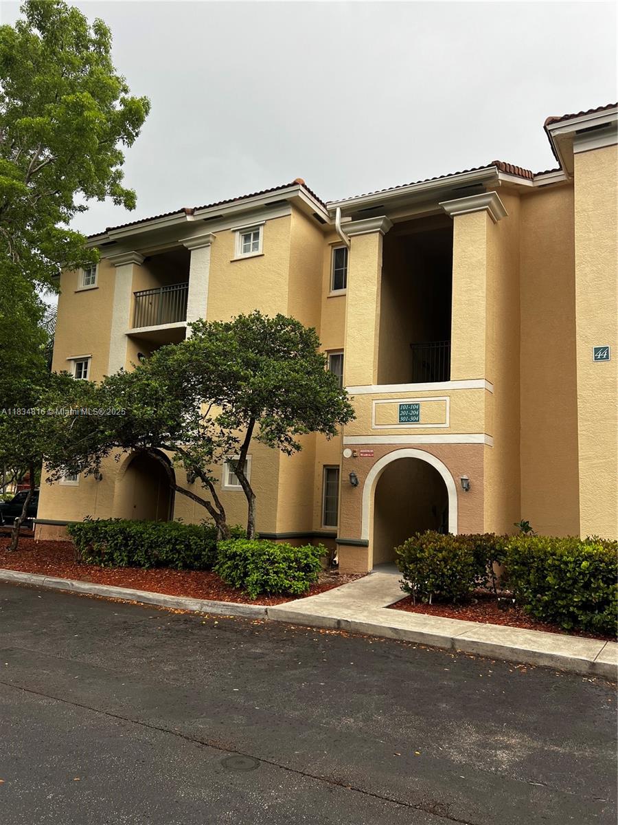 Beautiful 2 master unit. Stainless steel appliances. Spacious balcony with garden view. Gated Complex features peaceful water areas, recreation facilities including 2 pools, a fully equipped fitness centre, tennis court, children playground, BBQ area, and 24 hours security. Conveniently located short distance of malls with premier shopping, dining, and entertainment options. Your dream home or investment. Location with easy access to main roadways.