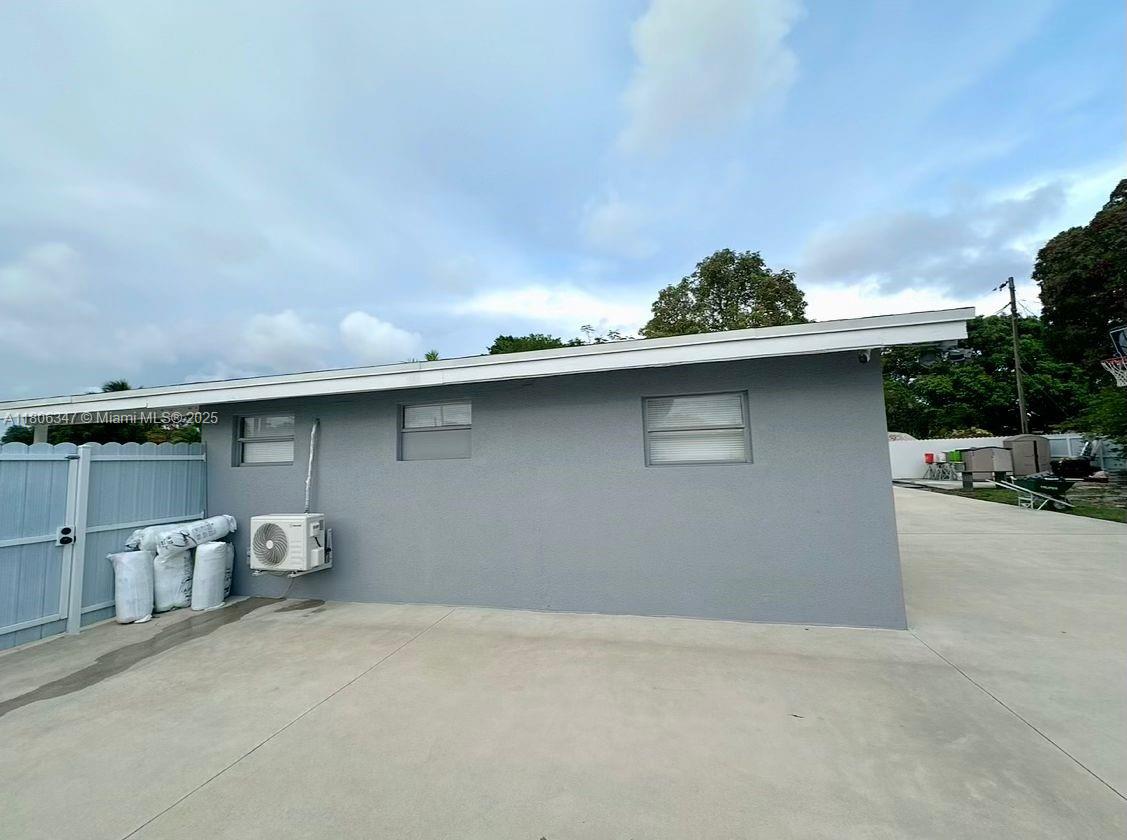 NO MIAMI BEACH MANOR - Residential