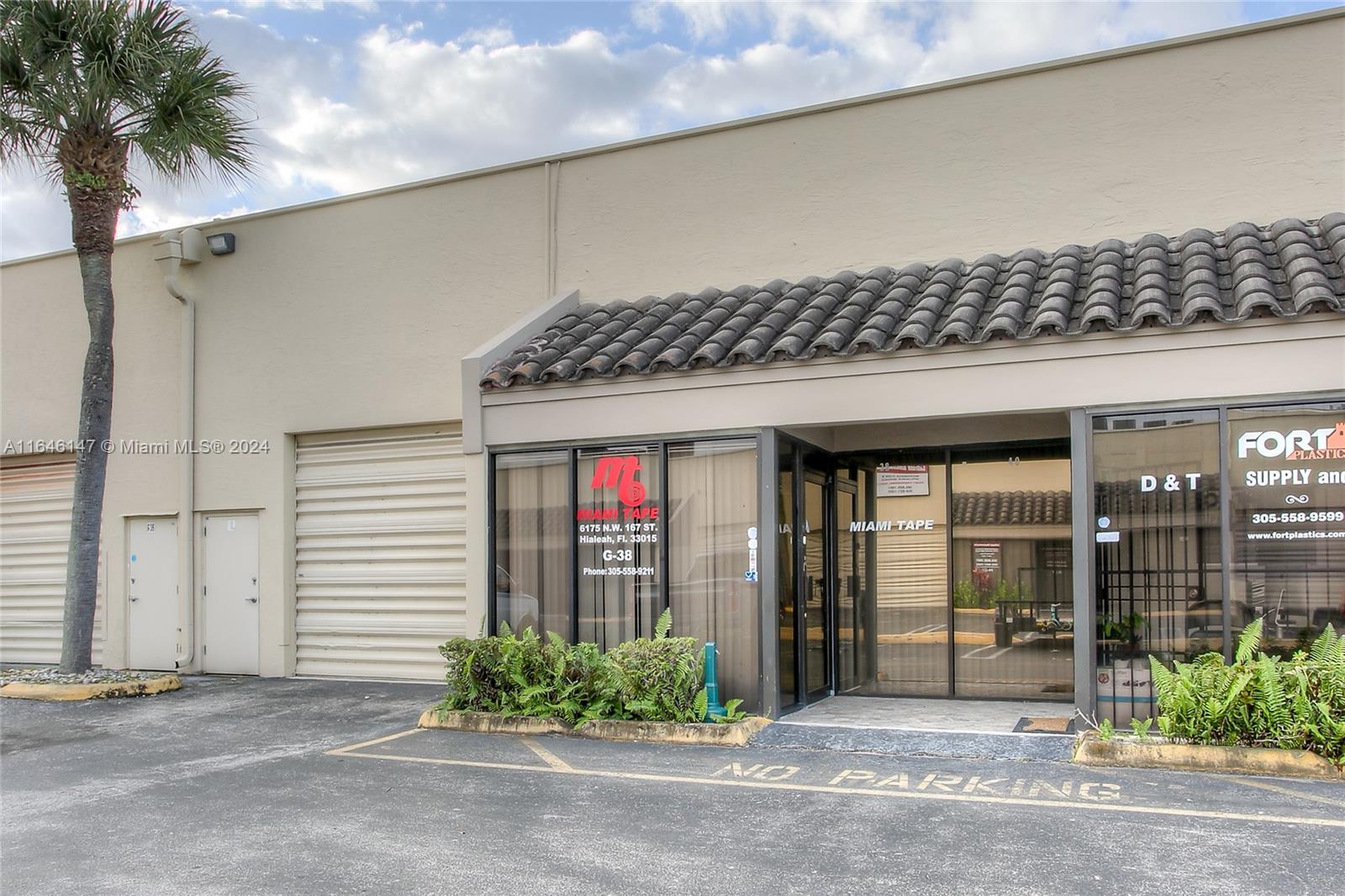 OFFICE WAREHOUSE WITH A SECOND FLOOR, WITH ADDITIONAL SQ FOOTAGE UPSTAIRS. MULTI USE ,AIR CONDITIONED MULTIPLE OFFICES, 4 BATHROOMS, CAT5 WIRING, UNBELIEVABLE LOCATION RIGHT OFF OF PALMETTO EXPRESSWAY IN HIGHLY DESIRED CONDOMINIUM, COMMERCE CENTRE