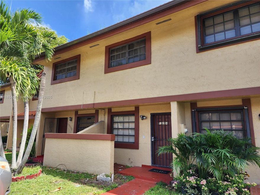 GREAT TOWNHOUSE IN BEST AREA OF KENDALE LAKES, RIGHT NEXT TO SCHOOLS, 2 BEDS 1.5 BATHS, 2 PARKING SPACES, PATIO, WASHER, DRYER, NICE AND WELL KEPT COMMUNITY.