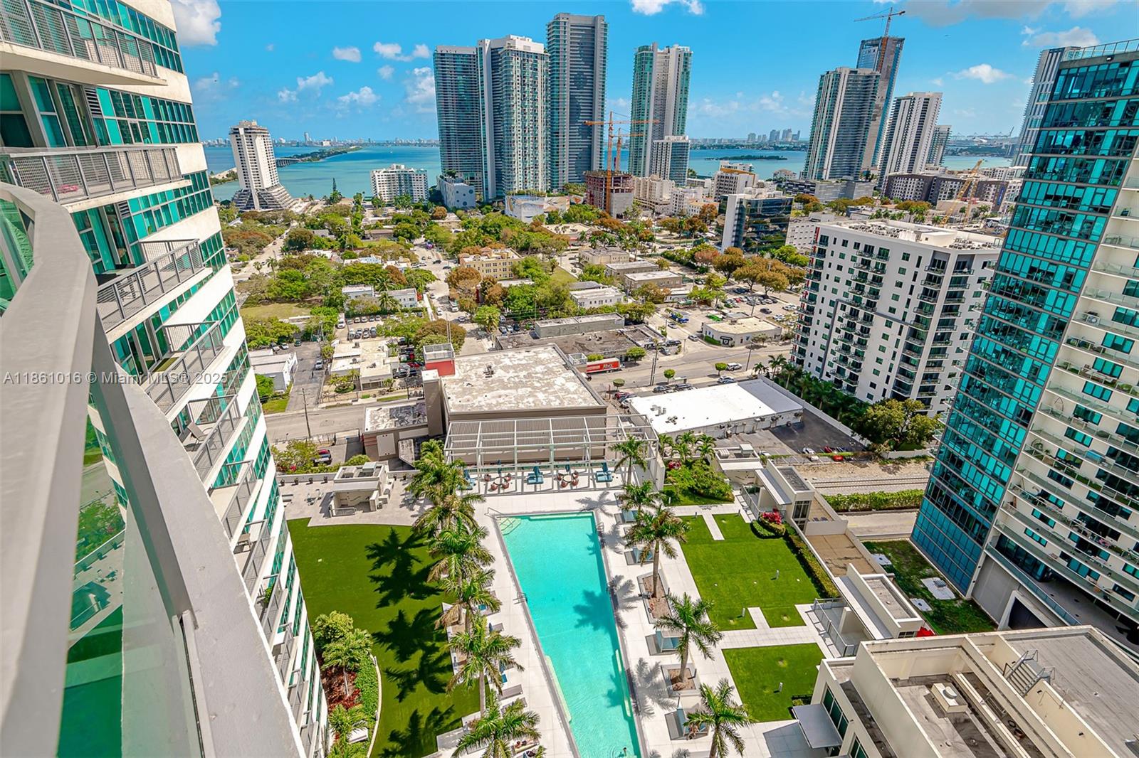 ENJOY THIS PRISTINE TURN KEY UNIT - AMAZING VIEW - 1BED - 1.5 BATH -SUPER CLEAN - MODERN FURNITURE - PRIME LOCATION - MINUTES FROM BRICKELL AVENUE - MIAMI BEACH - FINE RESTAURANTS - BUILDING OFFERS: INFINITI POOL - GYM - OUT DOOR CABANAS - BARBECUE GRILLS, JACUZZI.