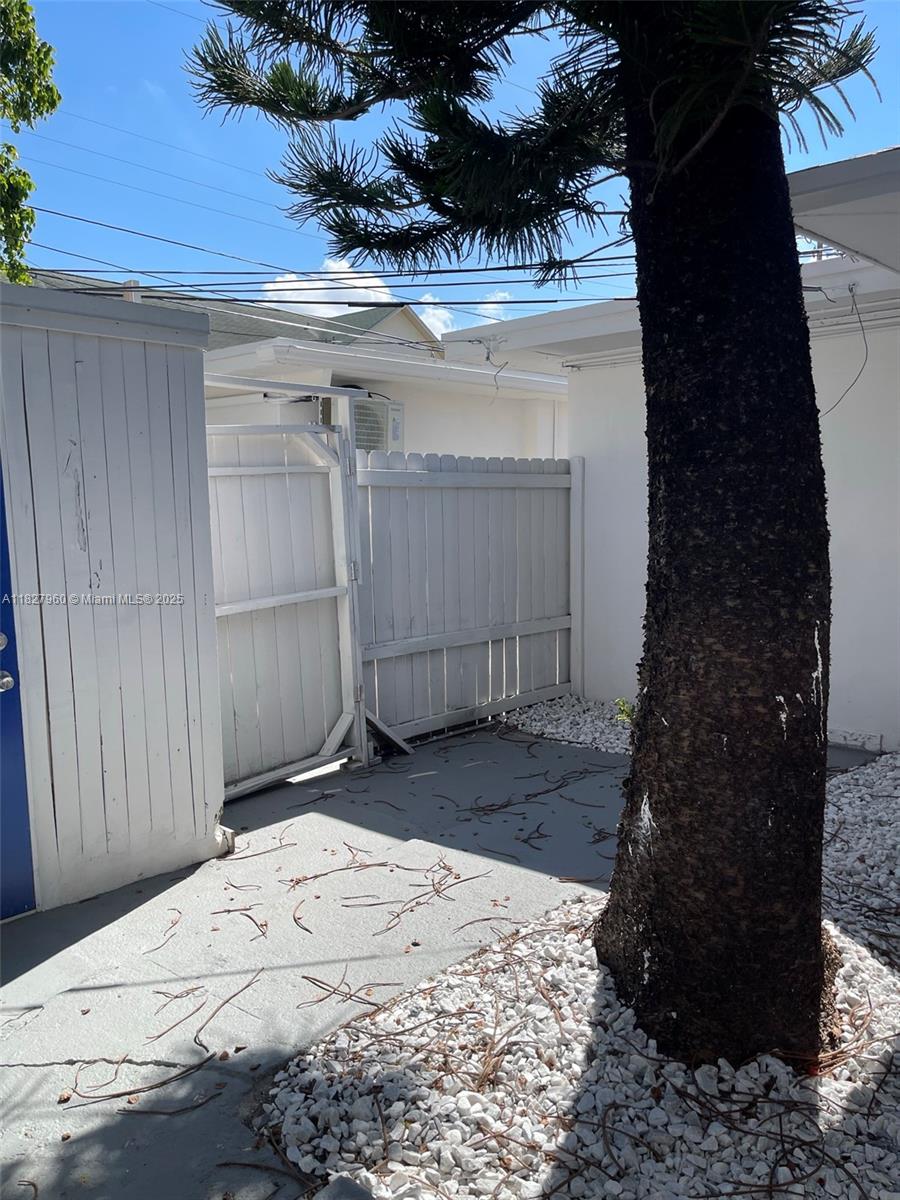 HOLLYWOOD - Residential Income