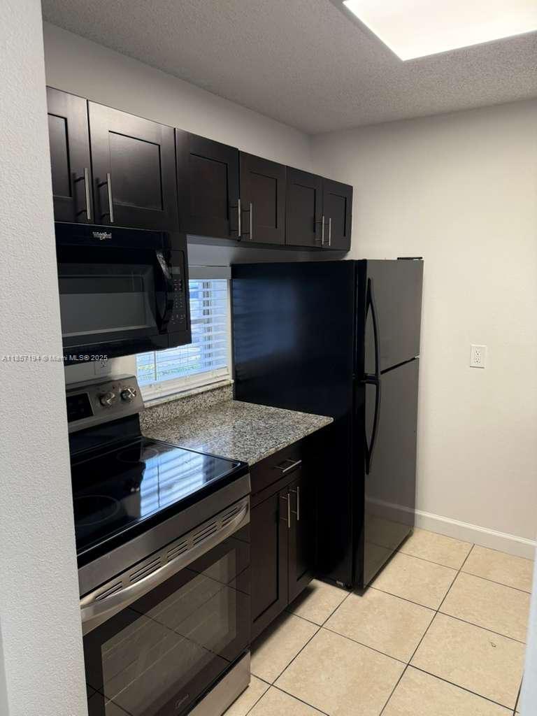 Amazing 1 bedroom apartment in the gated community of Lakeshore !
Located on the first floor with garden views and easy access to the huge swimming pool.
All tile floors, updated kitchen cabinets with granite countertops. Updated bathroom, freshly painted and much more !!