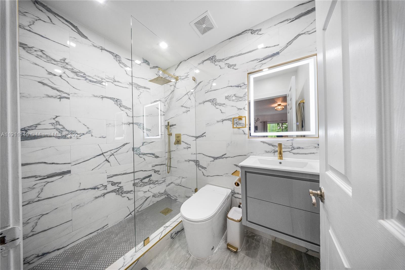 THE OAKS CONDO - Residential