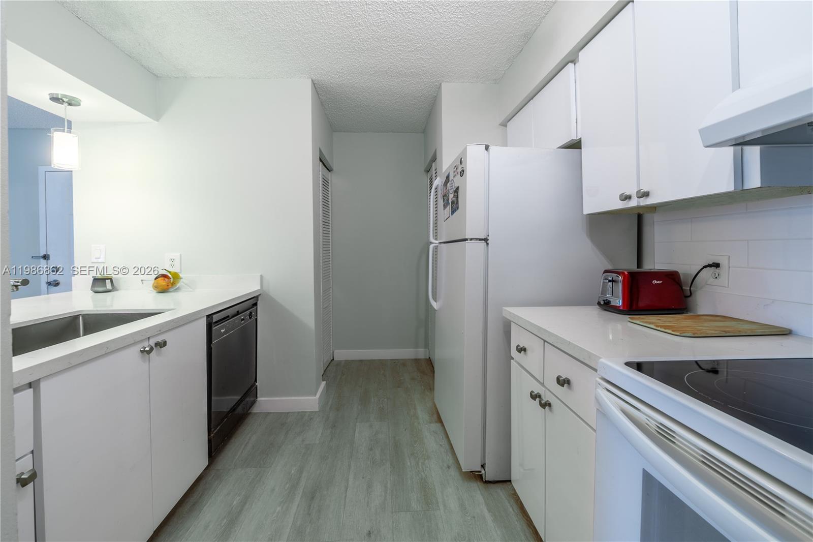 HOLLYWOOD PARC CONDOMINIU - Residential Lease