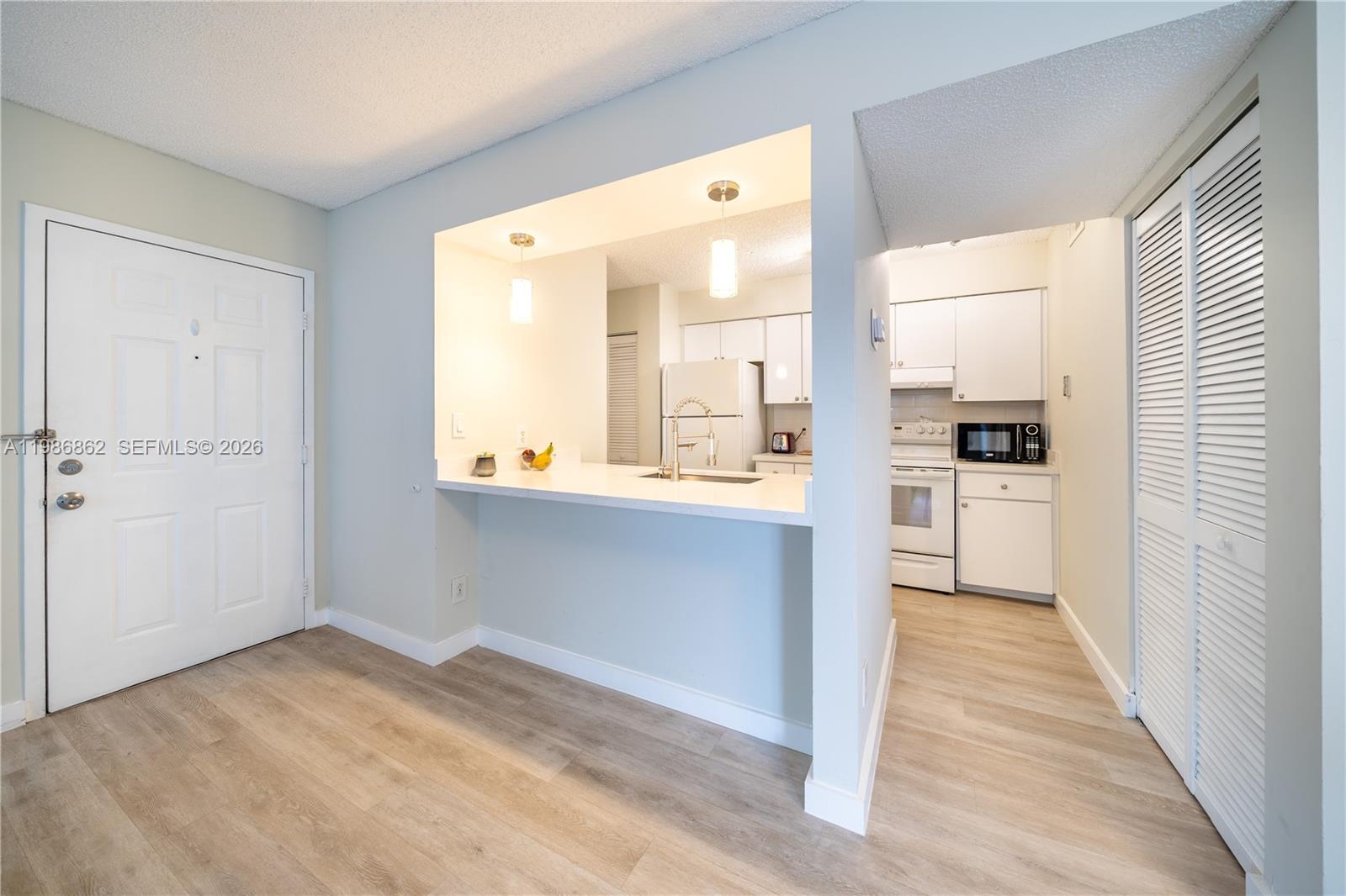 HOLLYWOOD PARC CONDOMINIU - Residential Lease