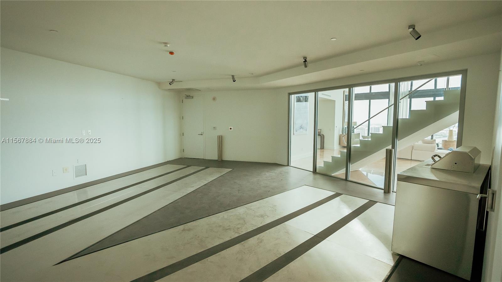 18555 COLLINS AVENUE COND - Residential