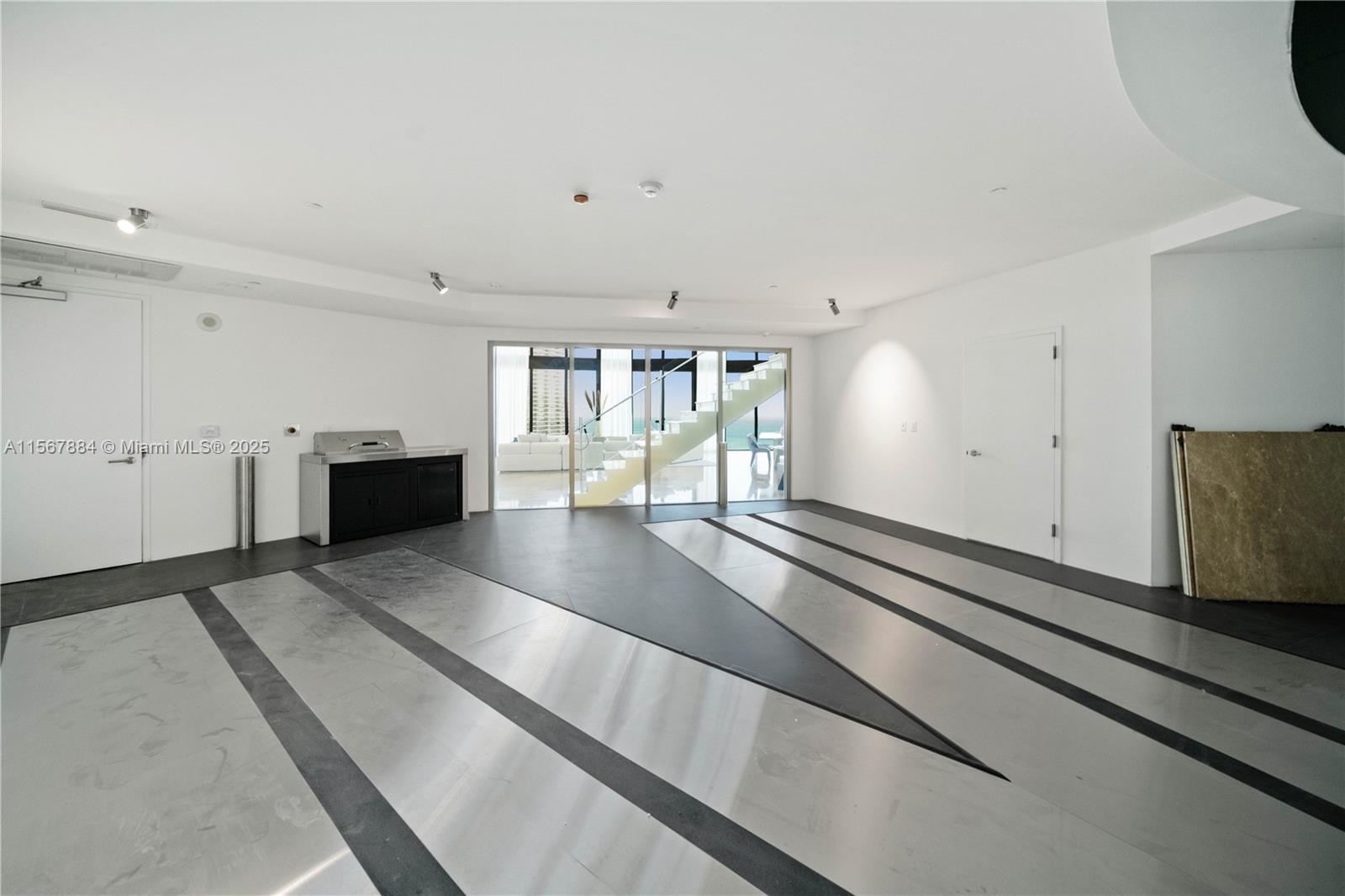 18555 COLLINS AVENUE COND - Residential