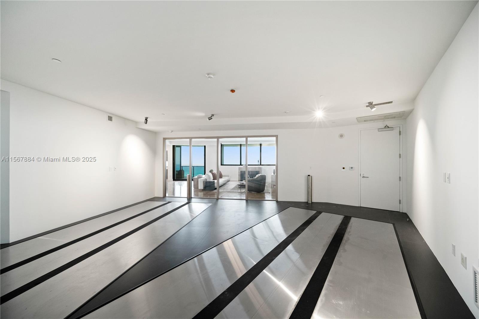 18555 COLLINS AVENUE COND - Residential