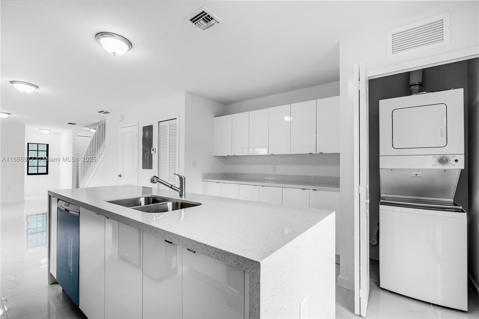 CORAL BAY MANOR - Residential Income