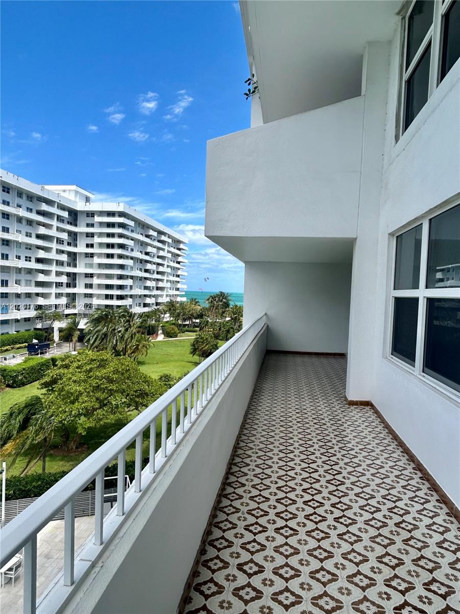 199 Ocean Lane Dr 512