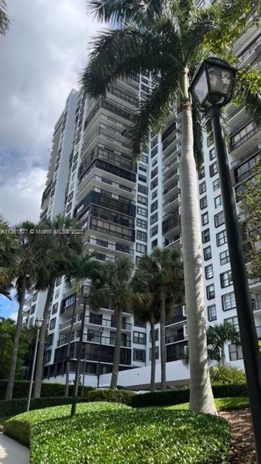 Beautiful apartment 2 bedrooms / 2 baths split plan in the heart of Brickell. Enjoy amazing ocean and city views from every room of this apartment. Kitchen offers granite counter tops and stainless-steel appliances. Wood and marble floors throughout. Master bathroom updated. Spectacular wrap-around balcony with ample space to have dinner or enjoy the amazing sunsets or sunrises. Building amenities include swimming pool, gym, tennis courts, BBQ area, convenient store, hair salon, laundry mat room for walking areas, valet parking, concierge and more.  Easy to show.
The unit has a special assessment that will be paid in full by the owner at closing.
