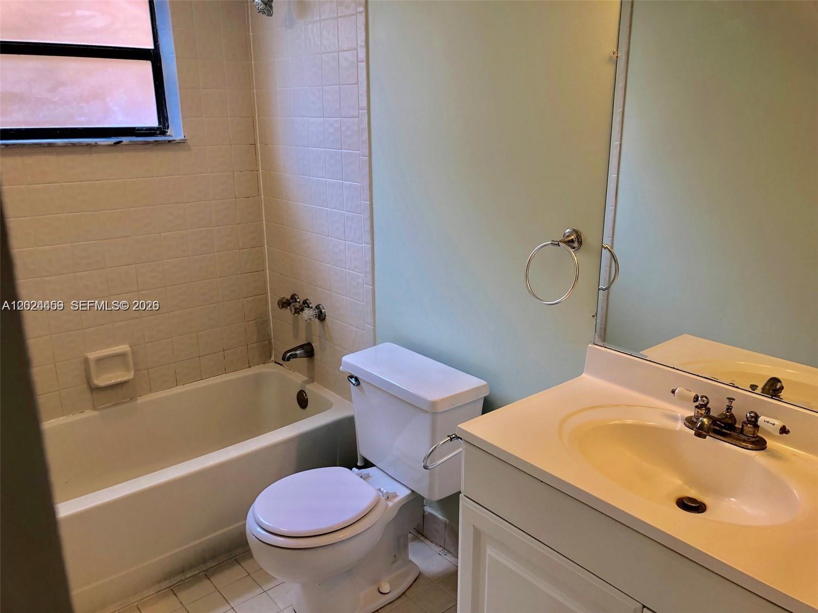 CIRCLE VILLAS (THE) CONDO - Residential Lease