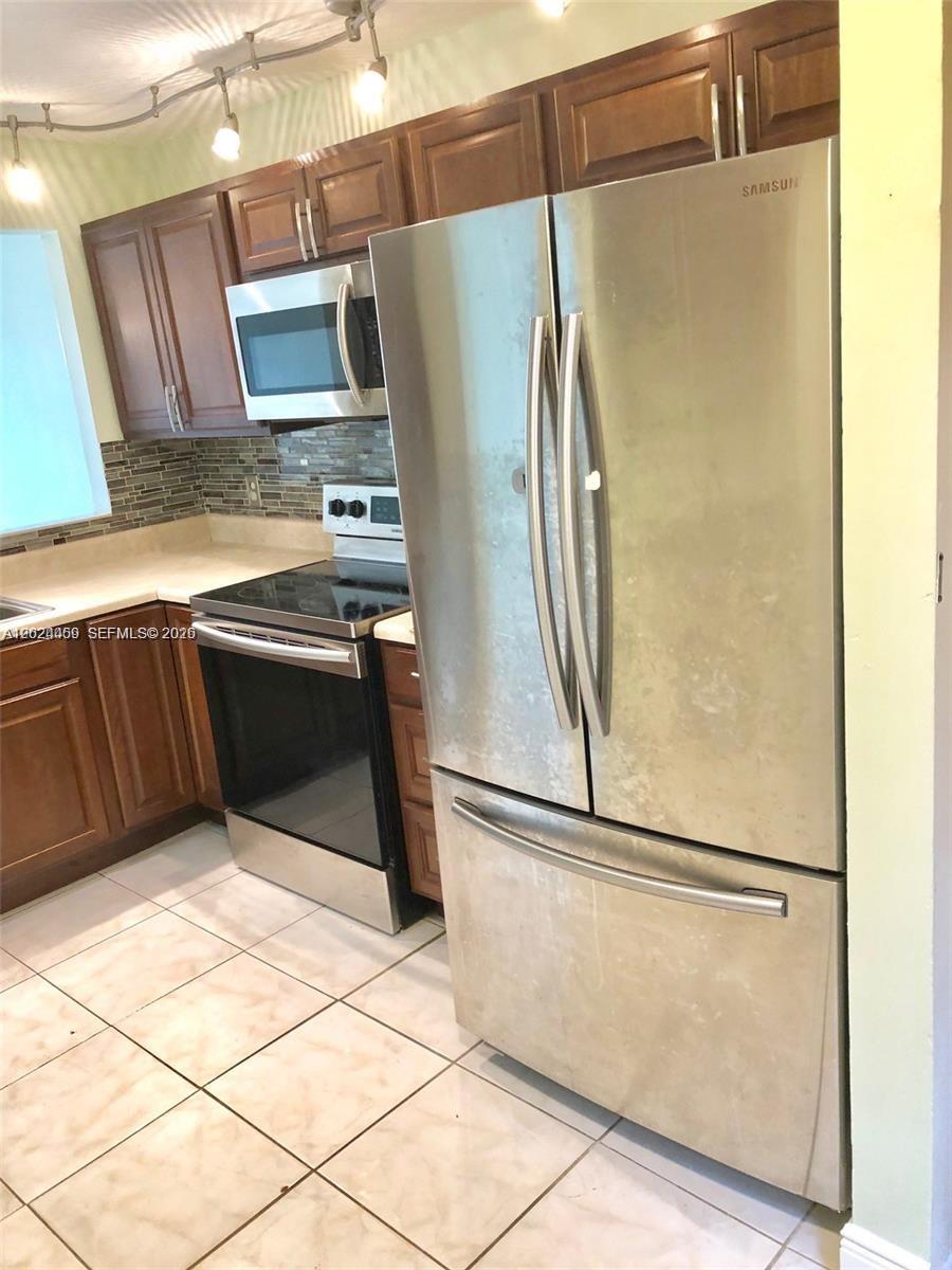CIRCLE VILLAS (THE) CONDO - Residential Lease