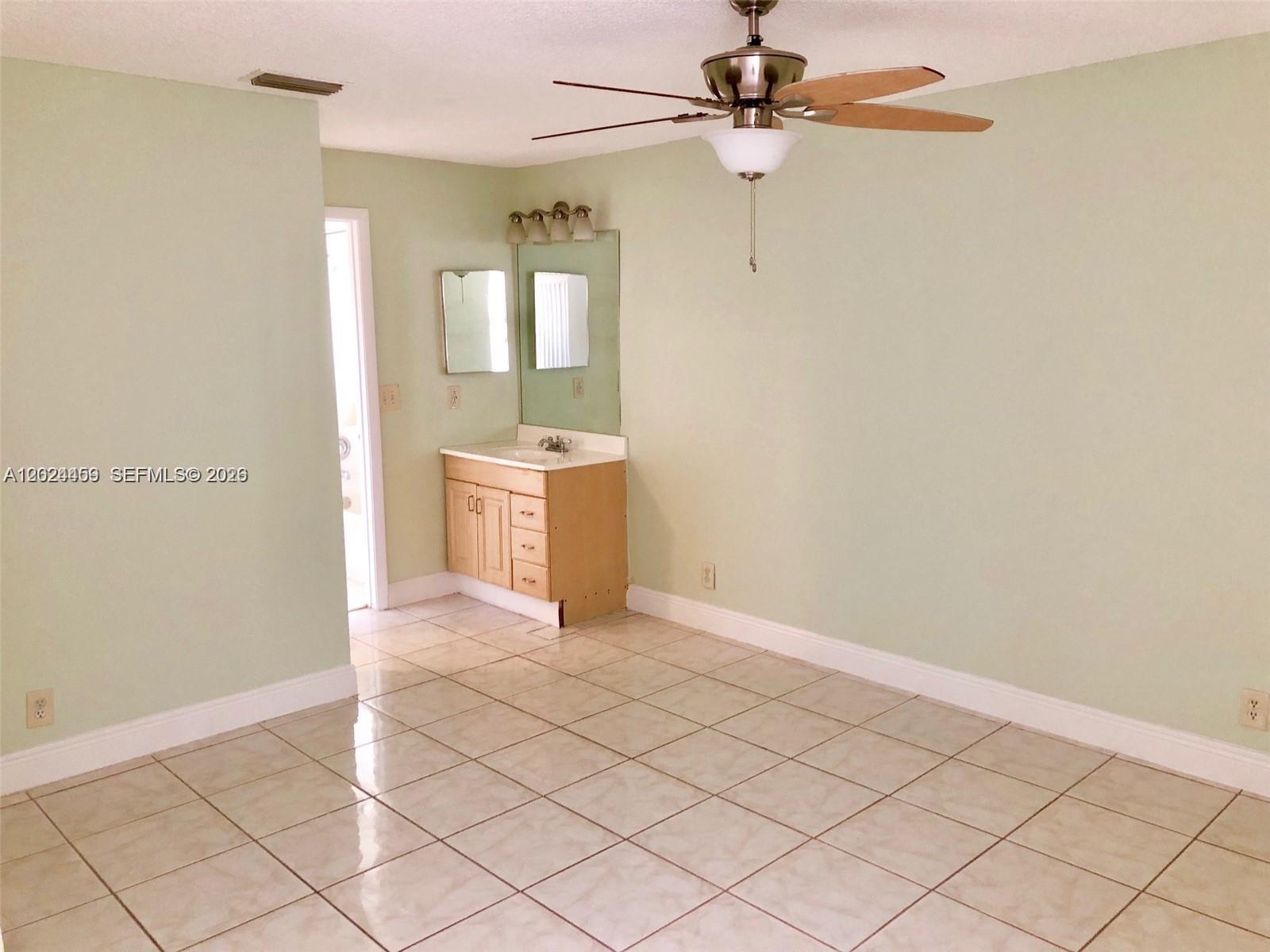 CIRCLE VILLAS (THE) CONDO - Residential Lease