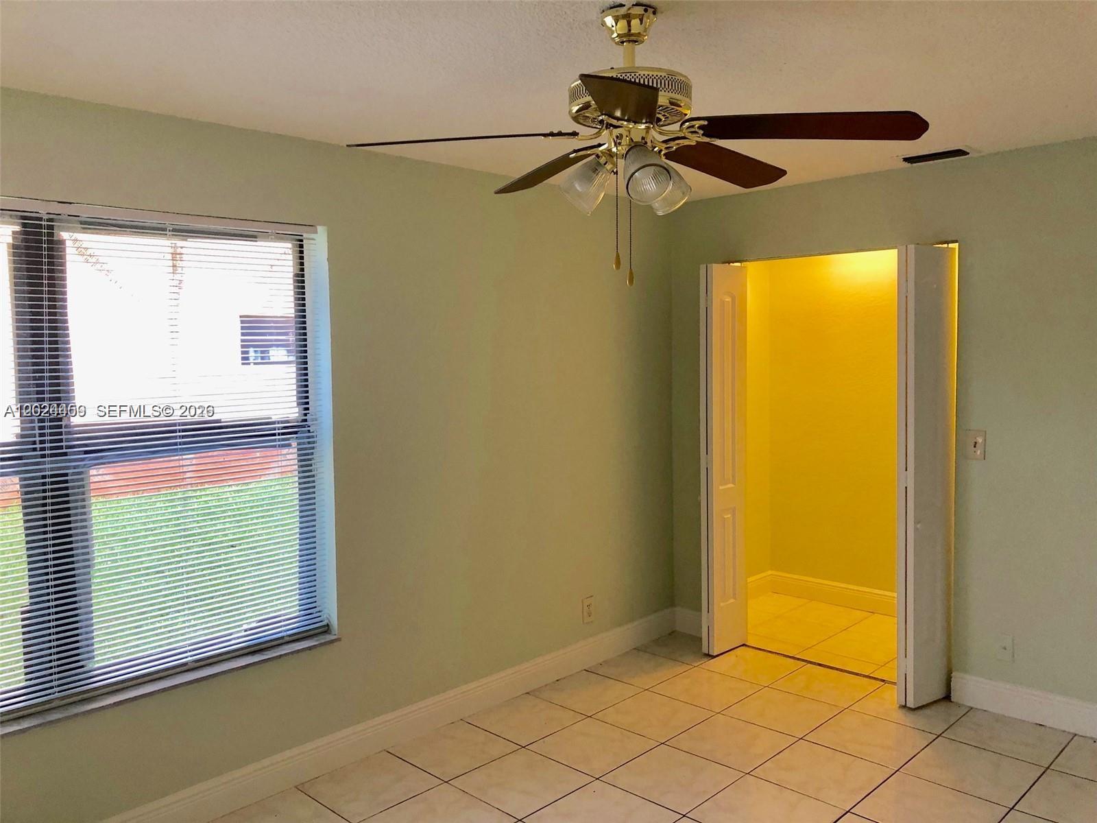 CIRCLE VILLAS (THE) CONDO - Residential Lease