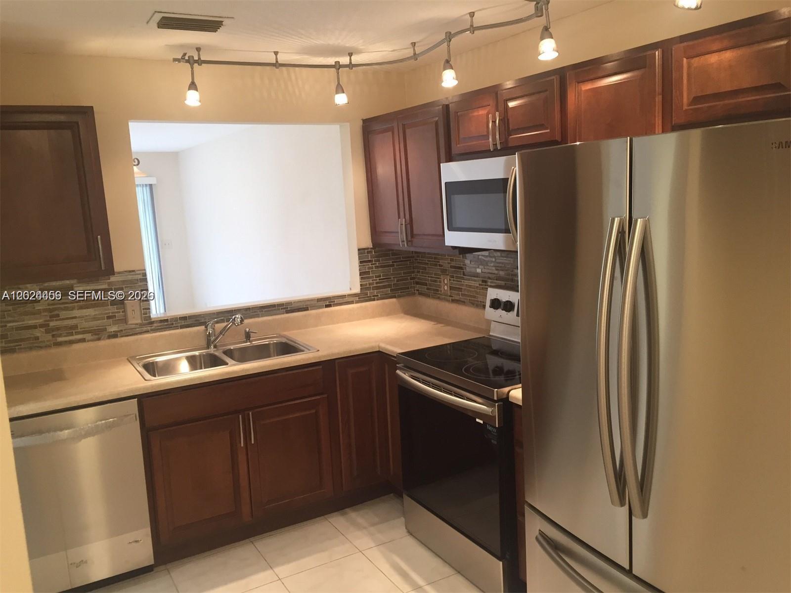 CIRCLE VILLAS (THE) CONDO - Residential Lease