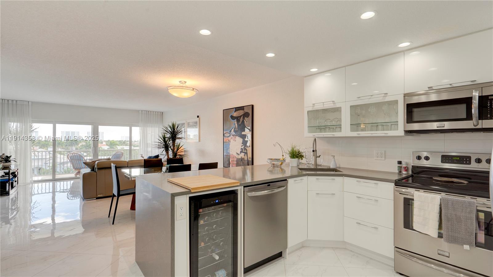 RIVER HOUSE TOWERS CONDO - Residential