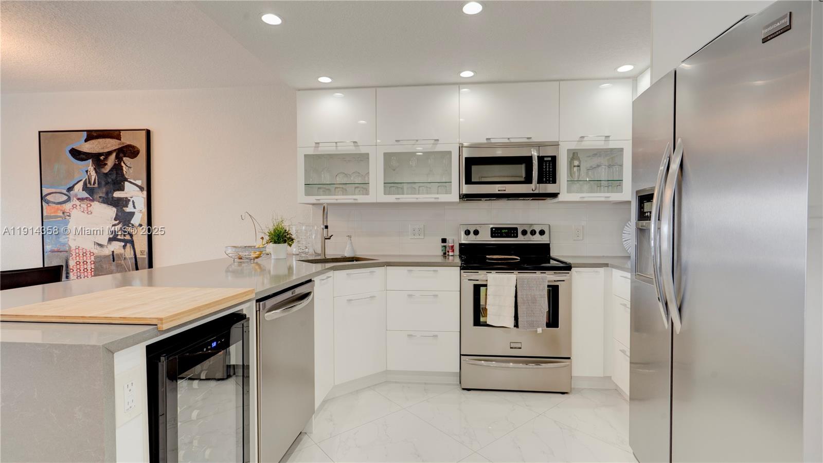 RIVER HOUSE TOWERS CONDO - Residential