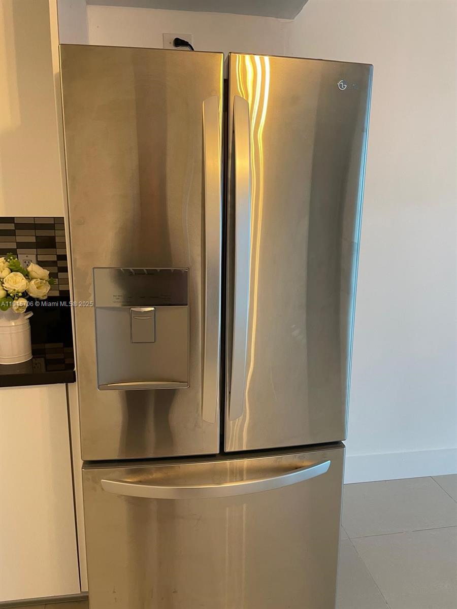 MINT CONDO - Residential