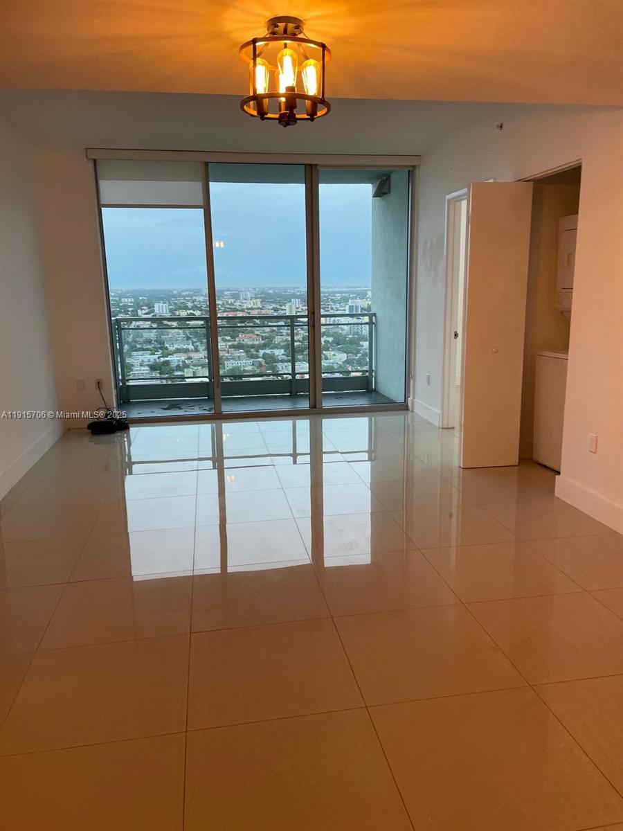 MINT CONDO - Residential