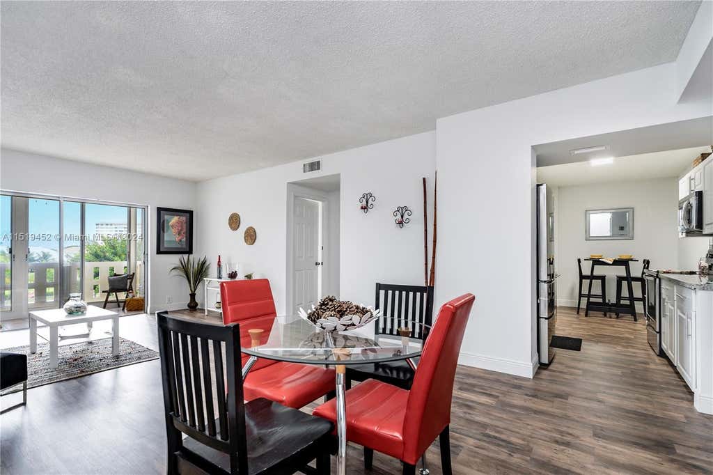 Photo of 4330 Hillcrest Dr #306, Hollywood, FL 33021 (MLS # A11519452)