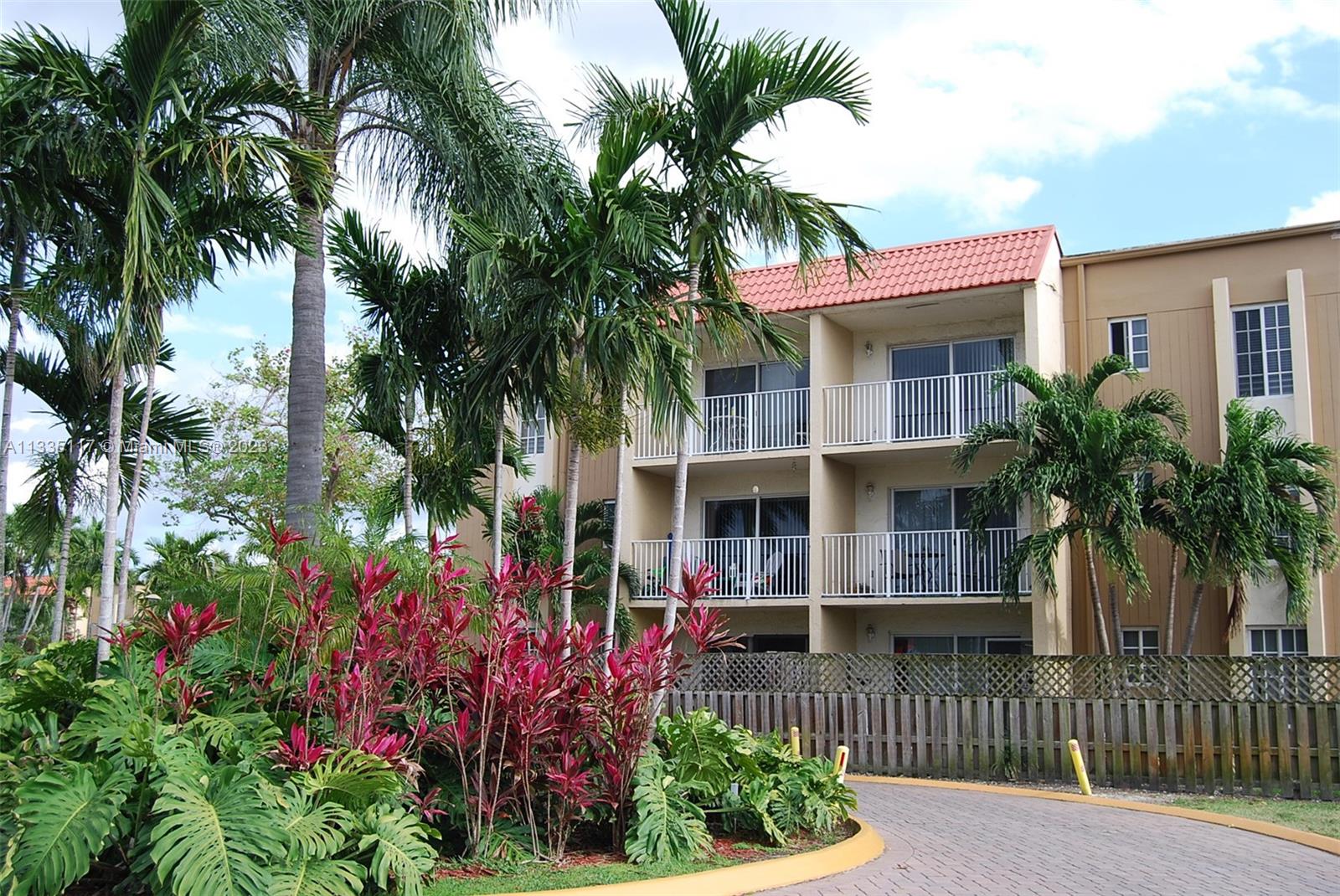 Beautiful remodeled unit at Doral Gardens II. Ceramic and laminate floors, granite counter tops, 1 assigned parking spot, a lot of amenities: pool, tennis court, gym, playground, lakes and more. Excellent location.