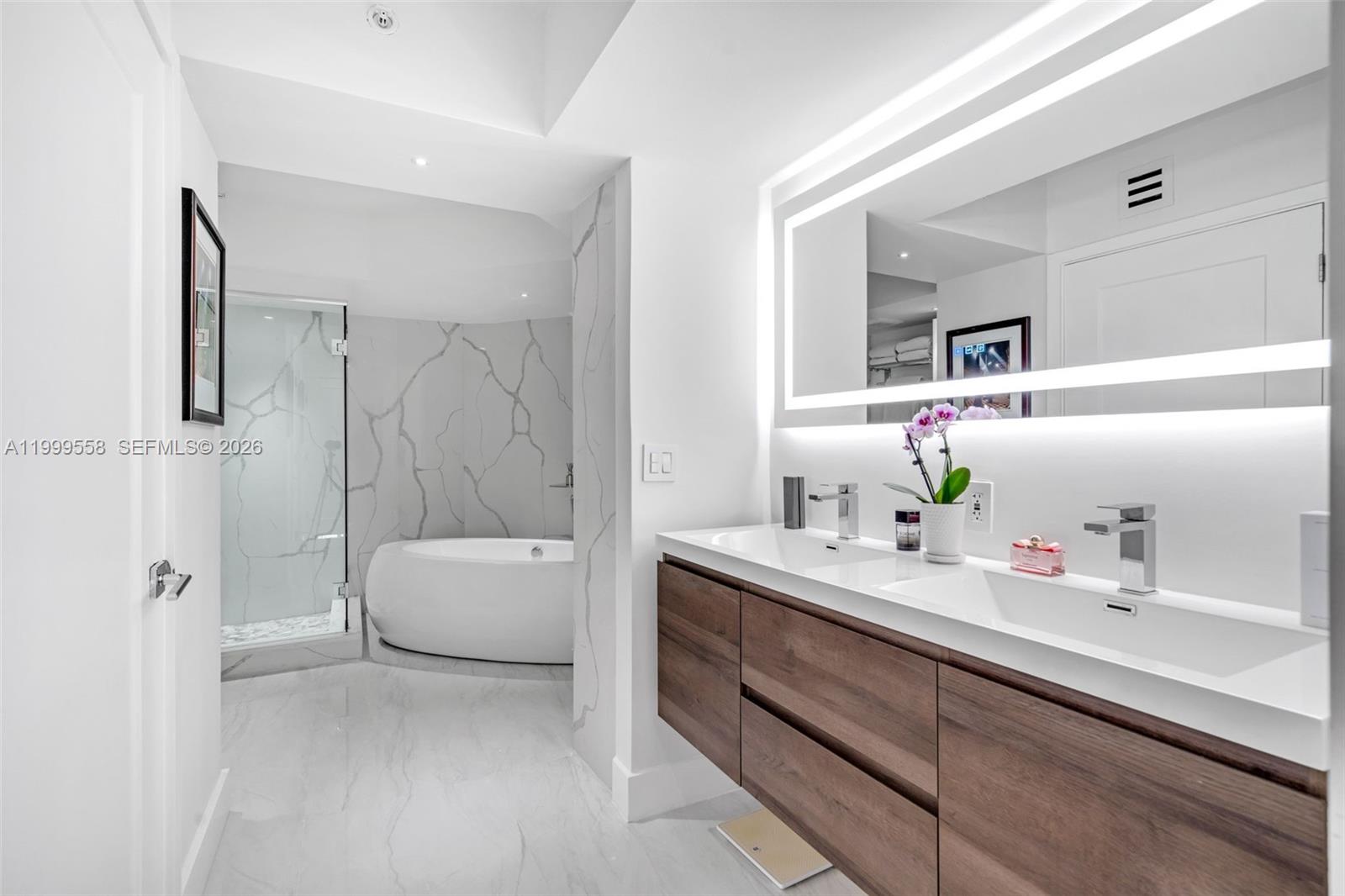 LA GORCE PALACE CONDO - Residential Lease