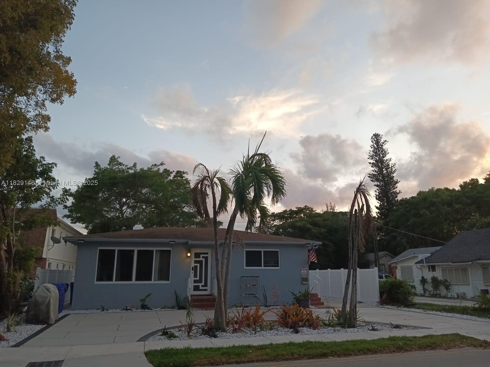 HOLLYWOOD LITTLE RANCHES - Residential Income