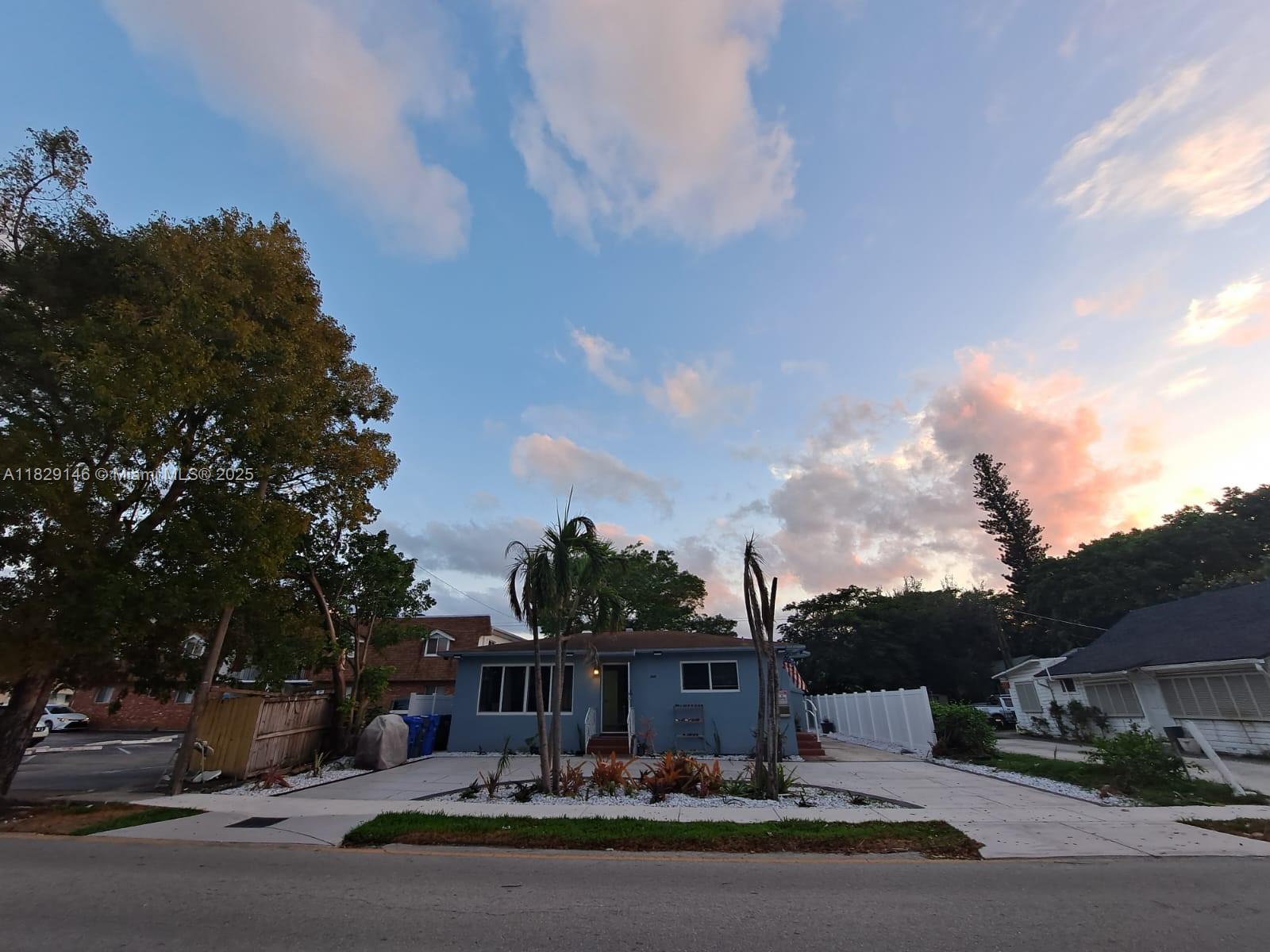 HOLLYWOOD LITTLE RANCHES - Residential Income