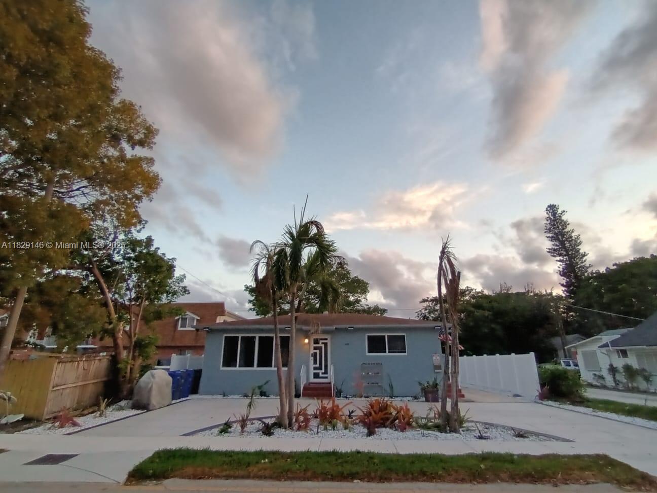 HOLLYWOOD LITTLE RANCHES - Residential Income