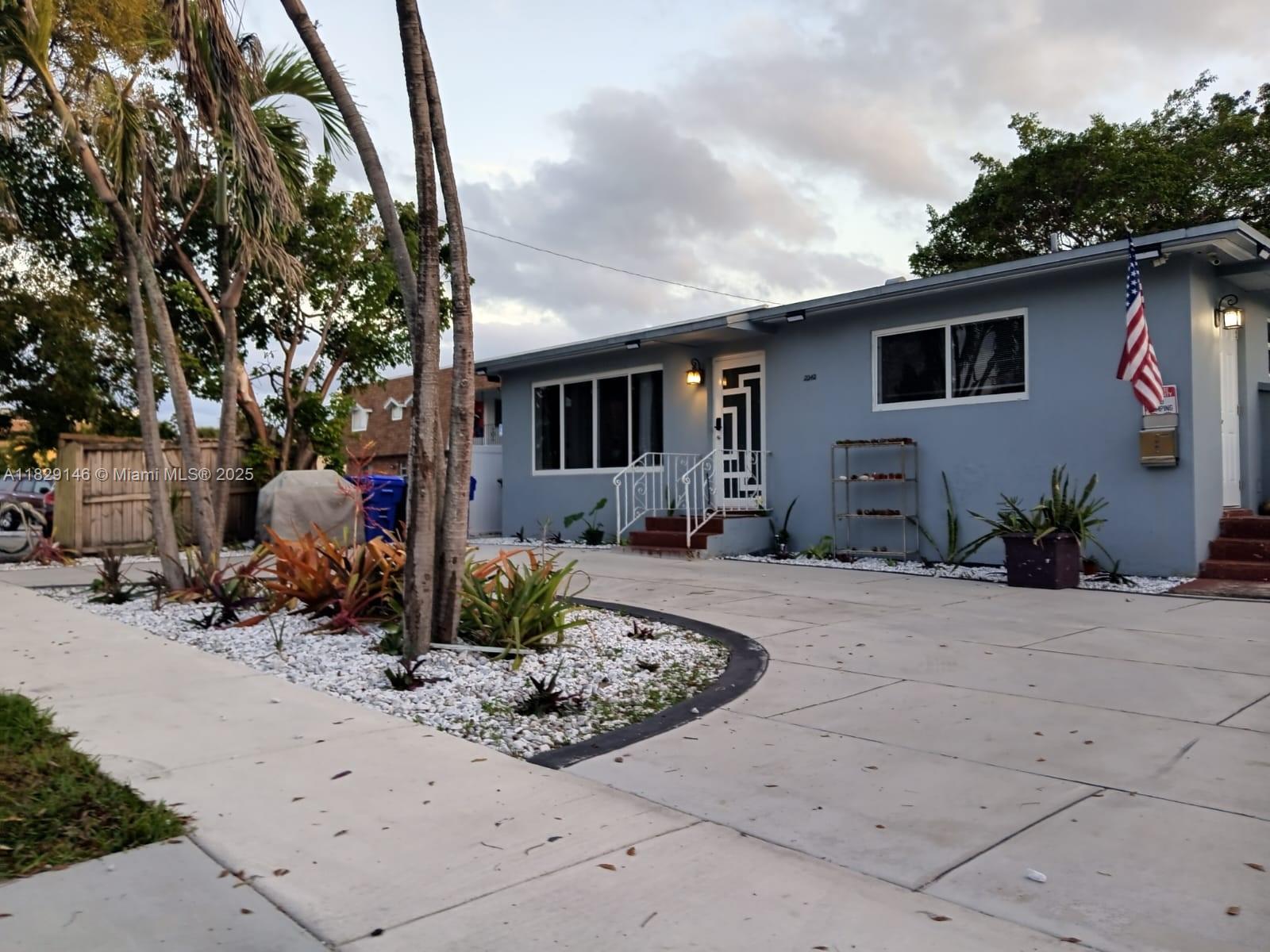 HOLLYWOOD LITTLE RANCHES - Residential Income