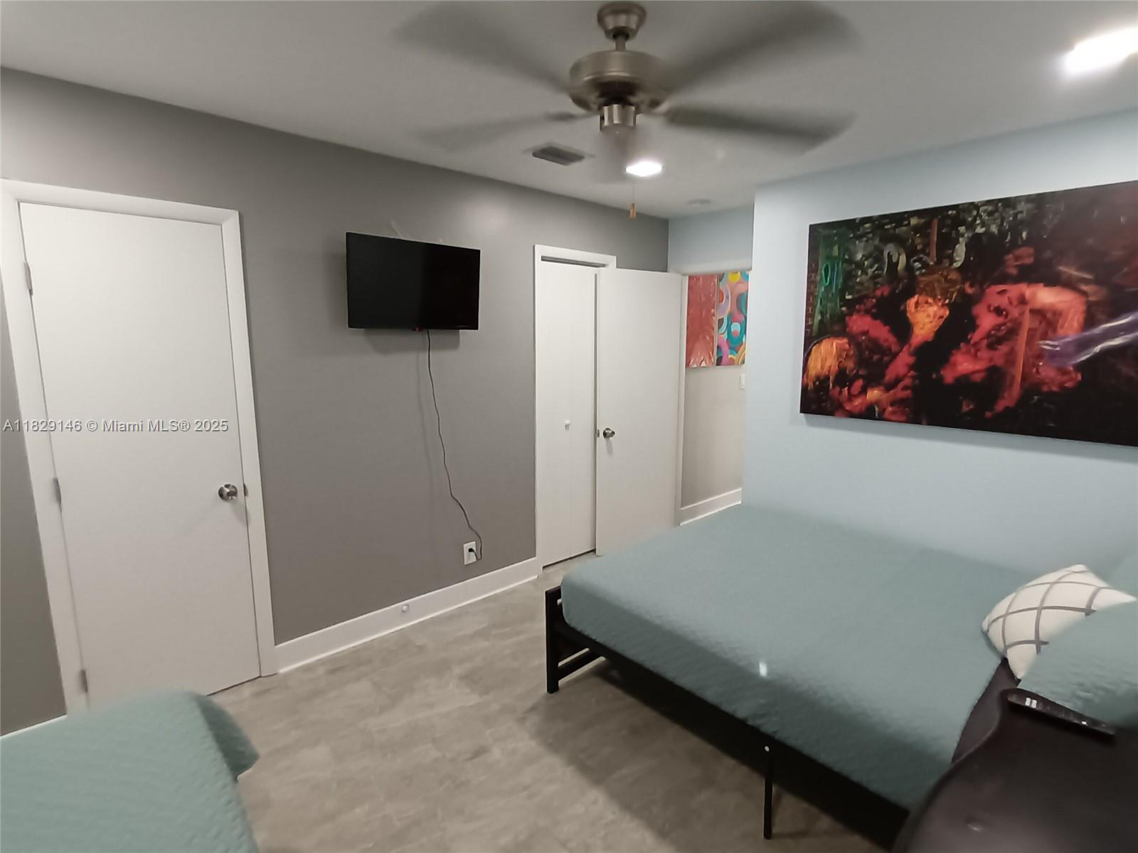HOLLYWOOD LITTLE RANCHES - Residential Income