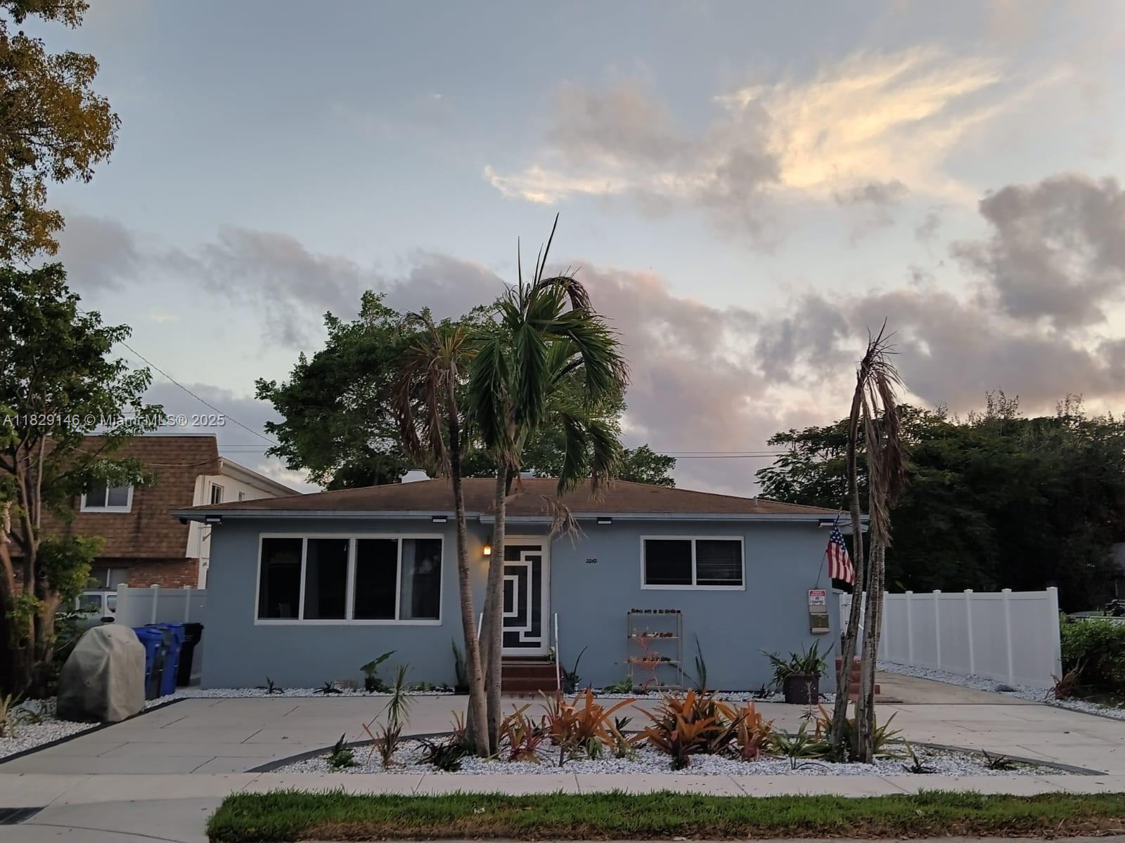 HOLLYWOOD LITTLE RANCHES - Residential Income