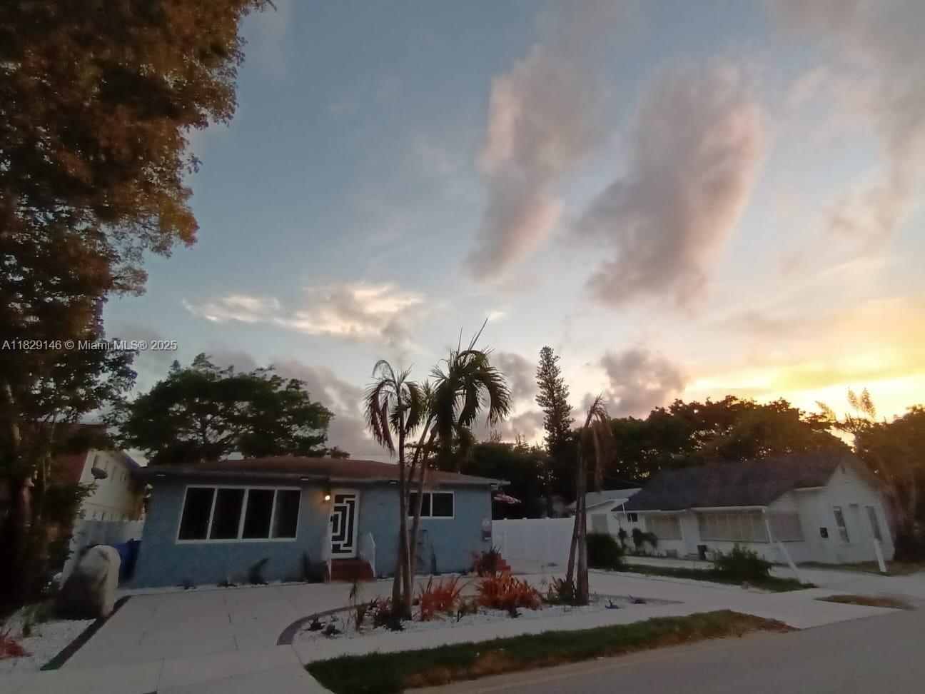 HOLLYWOOD LITTLE RANCHES - Residential Income
