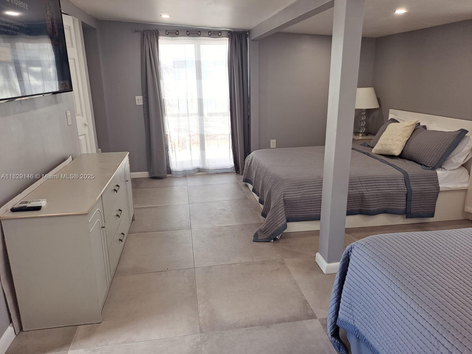 HOLLYWOOD LITTLE RANCHES - Residential Income