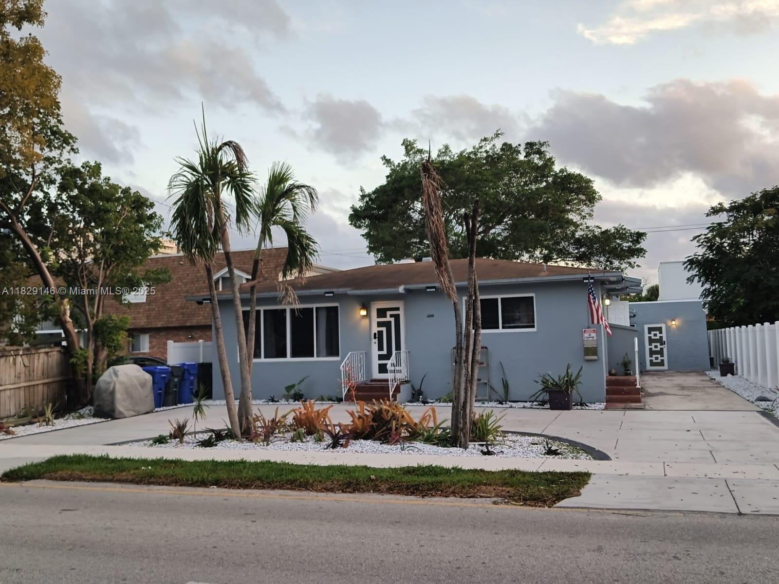 HOLLYWOOD LITTLE RANCHES - Residential Income
