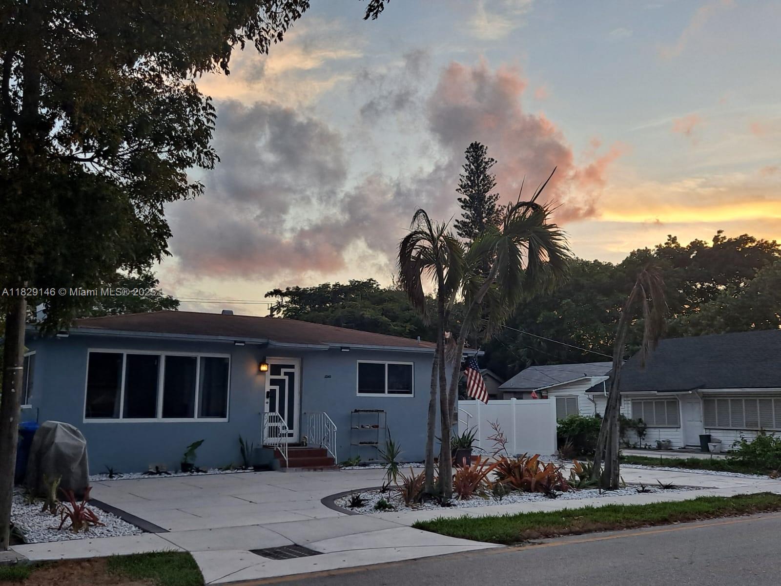 HOLLYWOOD LITTLE RANCHES - Residential Income