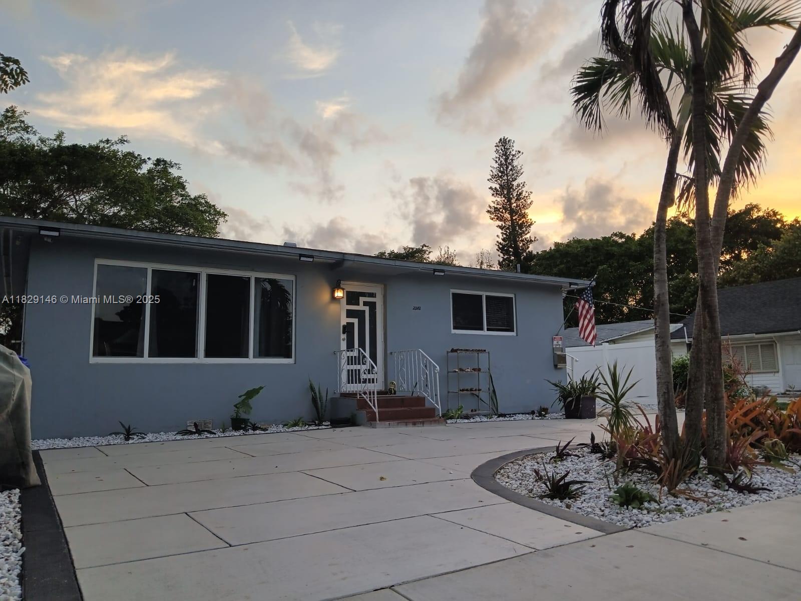 HOLLYWOOD LITTLE RANCHES - Residential Income