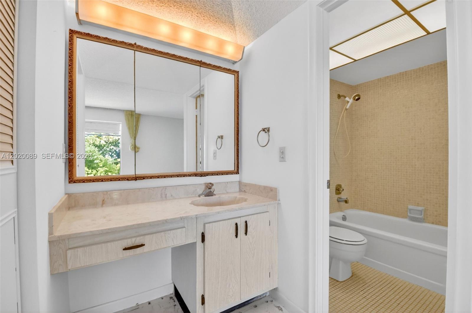 LAGO DEL REY CONDO - Residential