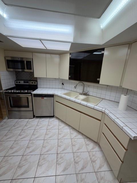 ANCHOR BAY CLUB CONDO - Residential Lease